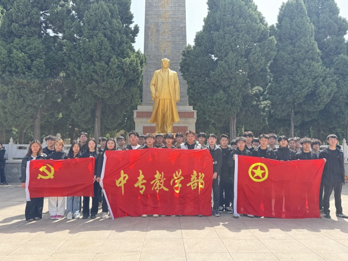 毛主席像前合影_副本.jpg